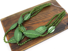 Load image into Gallery viewer, Pretty Persuasions - N25035 Chunky Layered Polyresin Leaf Necklace