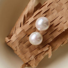 Load image into Gallery viewer, Flânerie - Amrae 18K Gold Non-Tarnish Classic Pearl Stud Earrings

