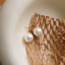 Load image into Gallery viewer, Flânerie - Amrae 18K Gold Non-Tarnish Classic Pearl Stud Earrings
