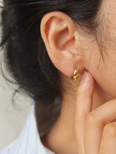 Load image into Gallery viewer, Flânerie by MAIQ - Brea 18K Gold Non-Tarnish Twisted Hoop Earrings
