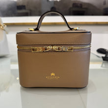 Load image into Gallery viewer, Cuoieria Fiorentina Small Beauty Case
