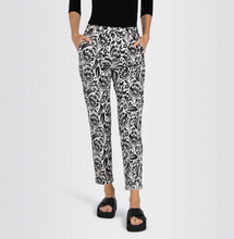 Load image into Gallery viewer, Mac Women&#39;s Chino Turn Up BLK/WHT
