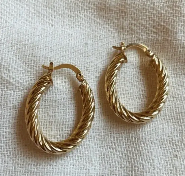 T+T Oval Sais Hoop Earring