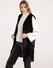 Load image into Gallery viewer, Purotatto Long Shearling Vest Black
