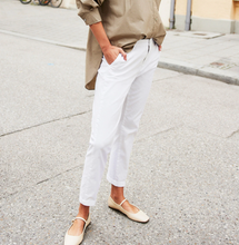 Load image into Gallery viewer, Mac Women's Chino Turn Up White

