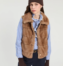 Load image into Gallery viewer, Vilagallo Fur Vest Light Brown
