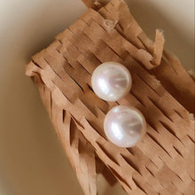 Load image into Gallery viewer, Flânerie - Amrae 18K Gold Non-Tarnish Classic Pearl Stud Earrings
