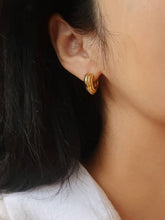 Load image into Gallery viewer, Flânerie by MAIQ - Juliette 18K Gold Non-Tarnish Chunky Hoop Earrings
